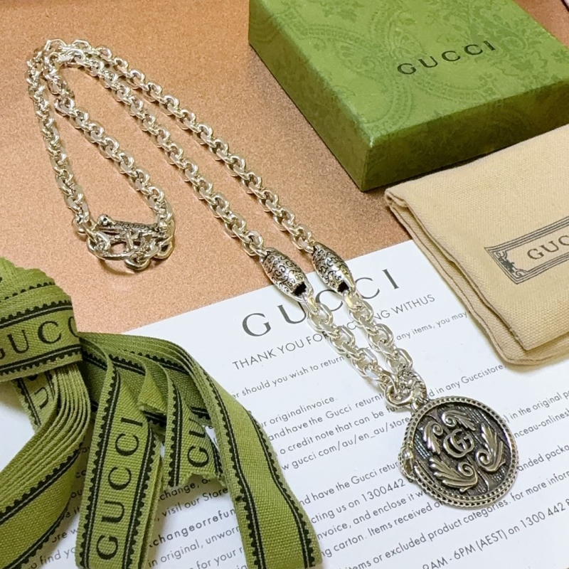 G*u*i necklaces